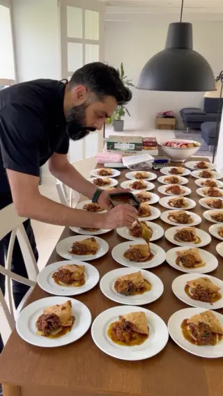 Konfirmation sæsonen er skudt igang, den første er serveret. 

Forretten på tallerknen er veggie Samosas og apple pakoras med tamarind chutney.. 

til hovedet fik de min signature ret Lamb karahi kendt som min auditionret fra @masterchef_dk, sammen med Chicken Qorma, Butter chicken, dampede basmati ris, garlic naan, raita og pappadams..

#indiskmad #odense #konfirmation2024 #konfirmation #privatedining #vegansk #foodbloggers #fynskeinfluencers #samosa #pakora #butterchicken #lambkarahi #qorma #migogodense #mitodense